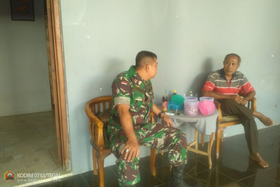 Babinsa Maribaya Serda Supriyanto Komsos dengan Tokoh Pemuda Desa Tanjungharja