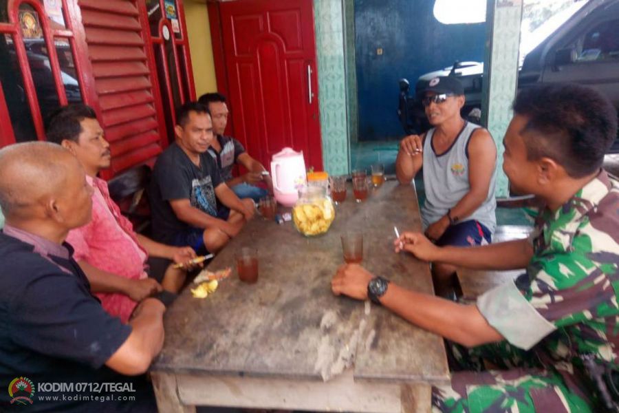 Ingin Dekat Lagi Masyarakat Babinsa Grobog Komsos dengan Warga