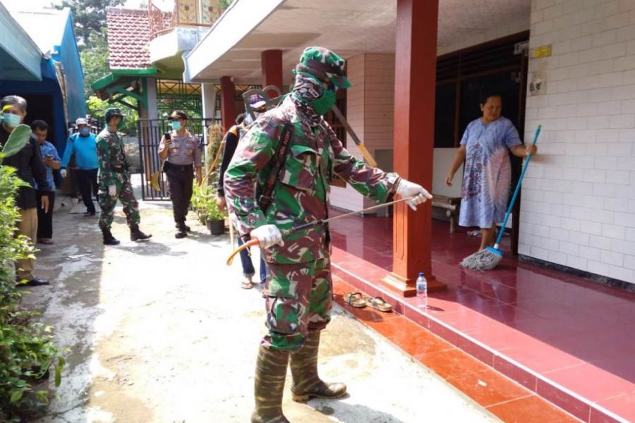 Koramil, Polsek dan Kecamatan Dukuhturi Lakukan Penyemprotan Disinfektan