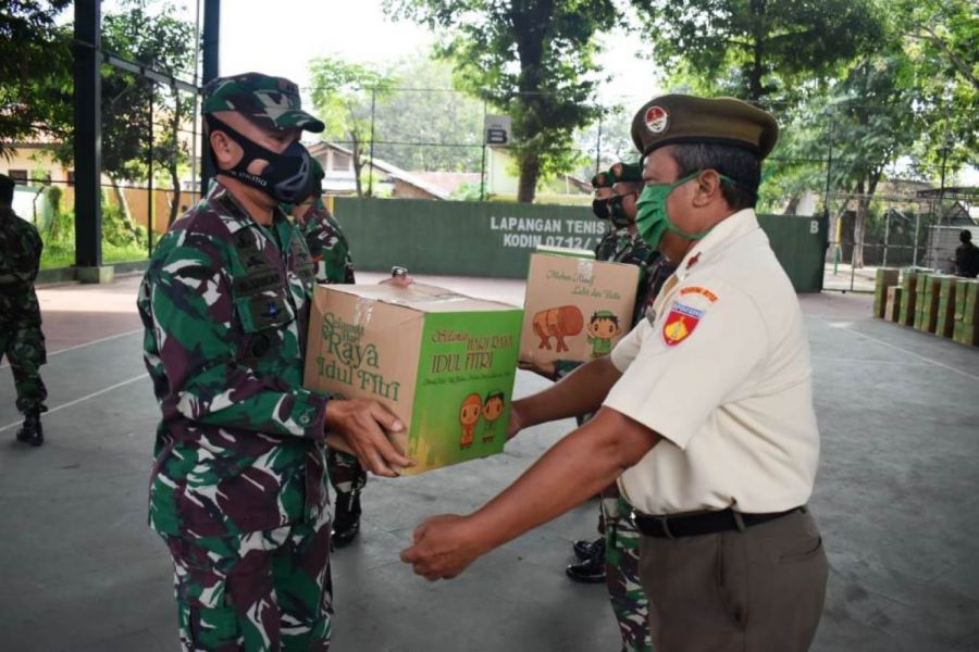 Kodim 0712/Tegal Bagikan Bingkisan Lebaran dari Koperasi Ki Gede Sebayu Kodim 0712/Tegal