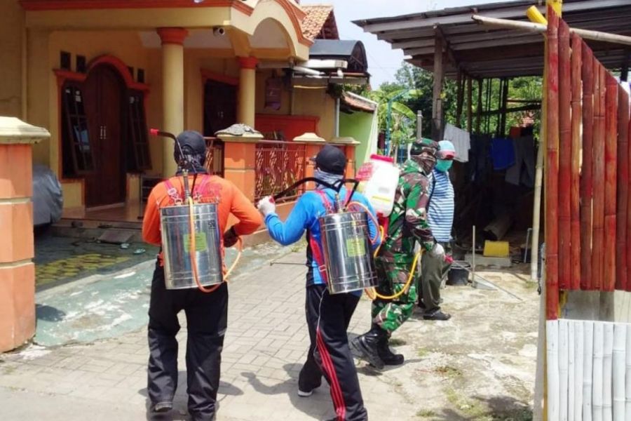Babinsa Bersama Warga Kalinyamat Wetan Lakukan Penyemprotan Disinfektan Secara Mandiri