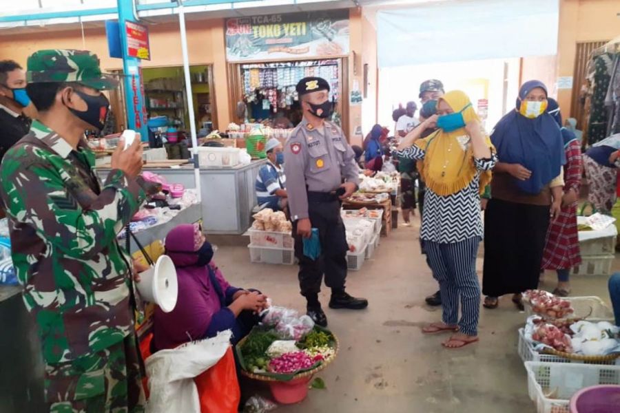 Anggota Koramil Dan Polsek Lebaksiu Tegur Pengunjung Pasar Yang Tidak Mengenakan Masker