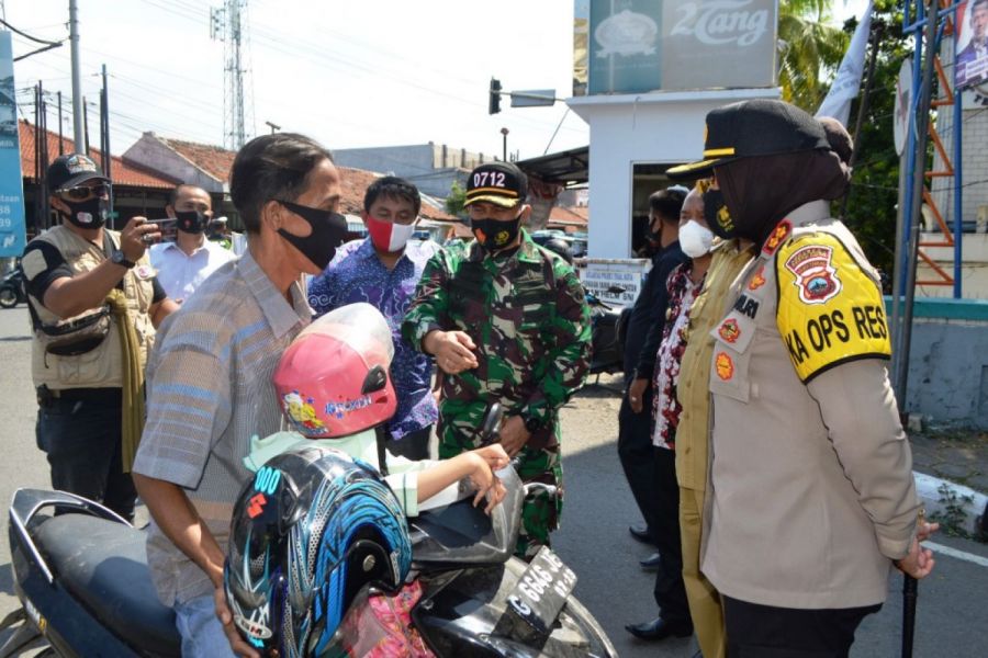 Kodim Tegal Bersama Polres Tegal Kota Membantu Pemkot Menegakkan Operasi Yustisi