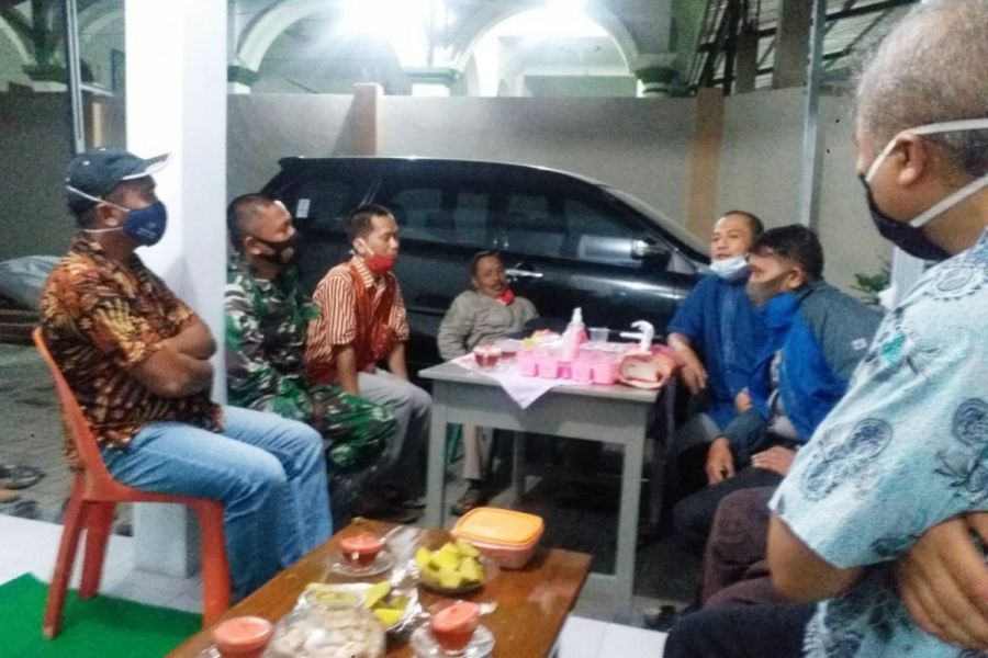 Babinsa Debong Tengah Dampingi Pemberian Sembako “Jogo Tonggo” Kepada Warga Yang Isolasi Mandiri
