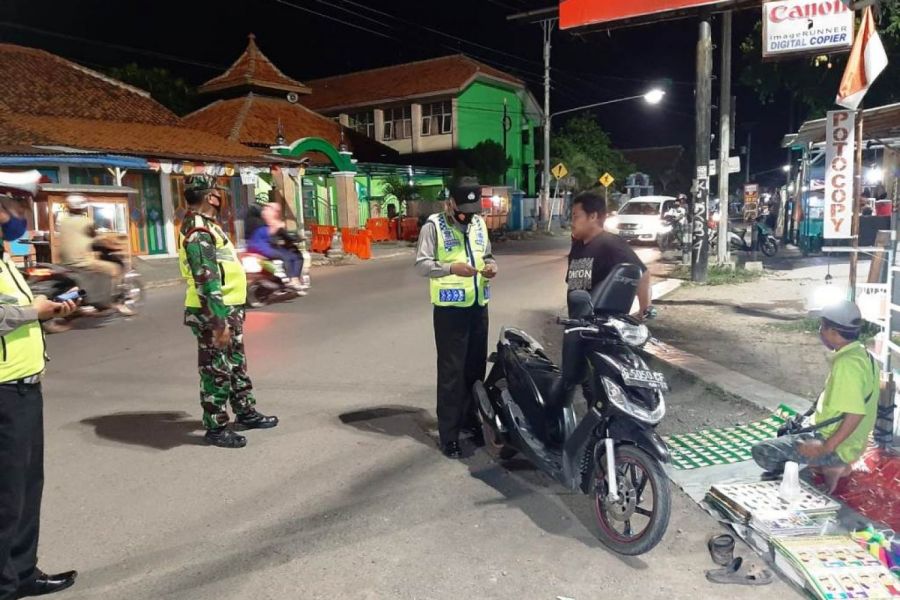 Patroli Gabungan Koramil Dan Polsek Tegal Selatan Dalam Penegakan Disiplin Prokes