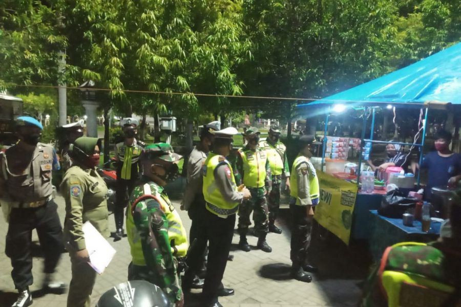 Patroli Gabungan Di Alun – Alun Kota Tegal, Disiplinkan Warga Patuhi Protokol Kesehatan