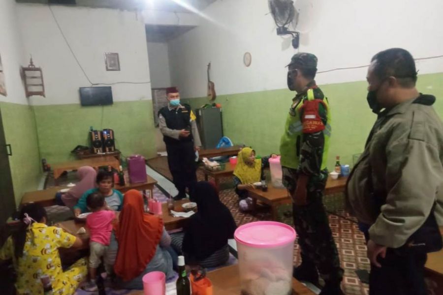Petugas Himbau Pengunjung Warung Makan Terapkan Protokol Kesehatan