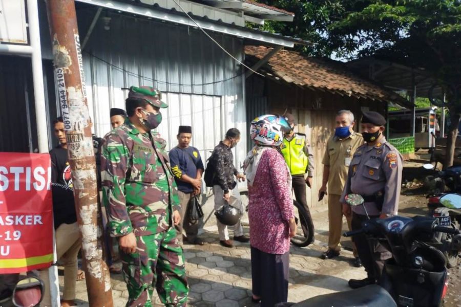 Babinsa Bersama Satgas Covid – 19 Lebaksiu Terus Ingatkan Warga Tentang Protokol Kesehatan