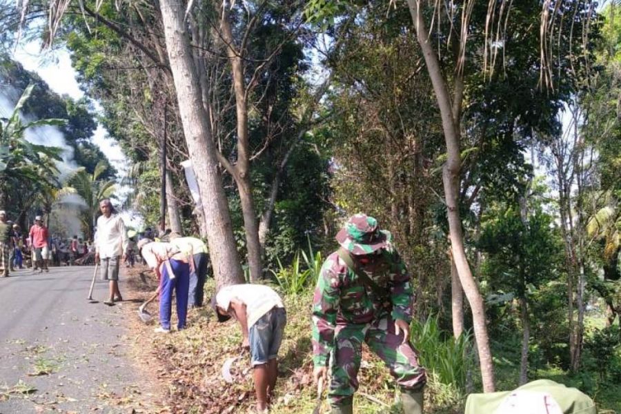 Bersama Warga Menggeruduk Jalan Cawitali