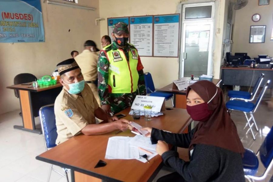 Dampingi Pendistribusian BLD DD, Serma Kaswin Sampaikan Protokol Kesehatan