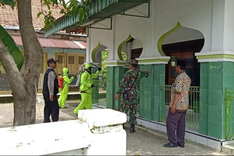 Babinsa Dan Bhabinkamtibmas Tunon Dampingi Warga Lakukan Penyemprotan Disinfektan Secara Mandiri