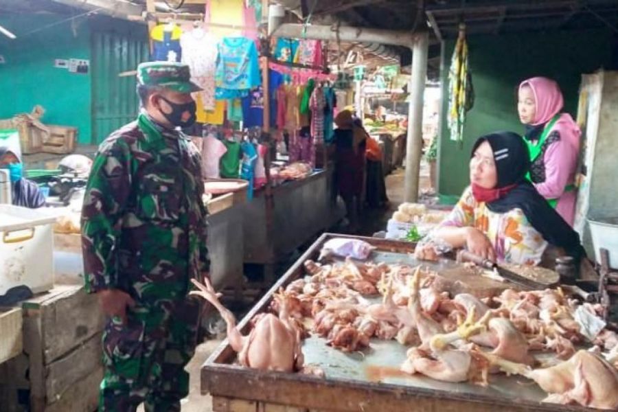 Memastikan Pedagang Pasar Disiplin Prokes, Koramil 19/Bumijawa Patroli Ke Pasar Bumijawa