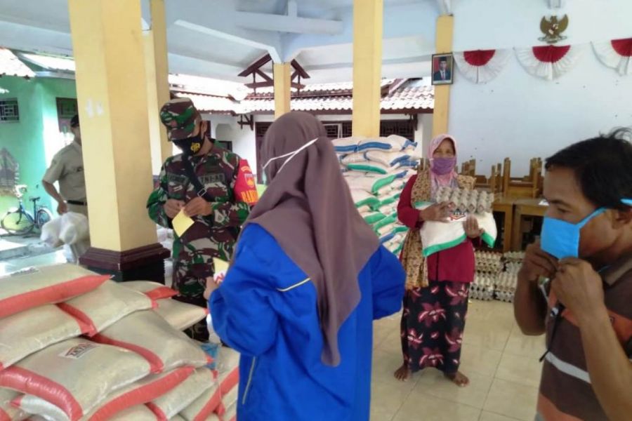 Babinsa Kawal Pembagian Bantuan Di Desa Jatimulya