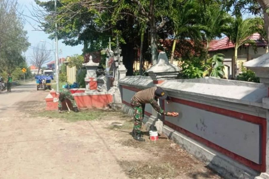 Koramil Tegal Timur Laksanakan Karya Bakti Di Pura Segara Suci
