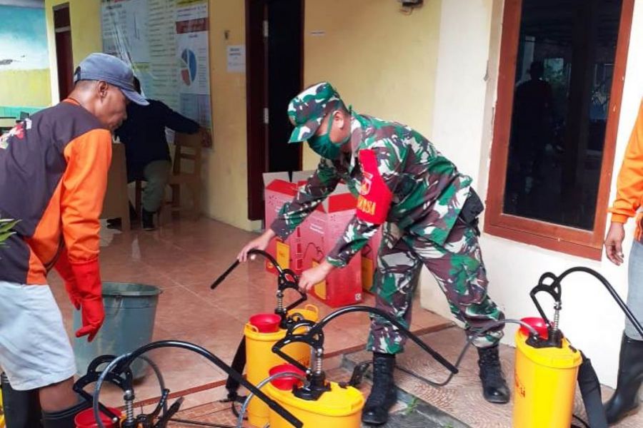 Satgas Covid-19 Bersama Babinsa Jatimulya Lakukan Penyemprotan Disinfekatan
