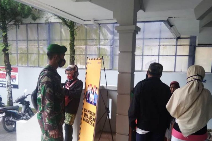 Berikan Edukasi Protokol Kesehatan, Babinsa Datangi Nasabah BRI Bumijawa