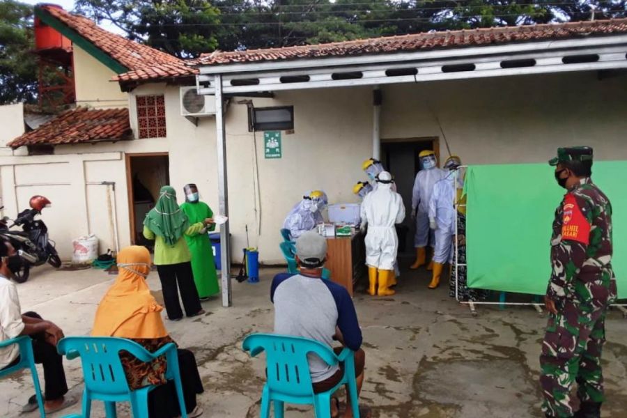 Babinsa Dampingi Swab Tes Oleh Puskesmas Margasari