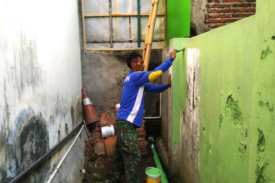 Anggota Koramil 02/Tegal Timur Laksanakan Pemeliharaan Pangkalan