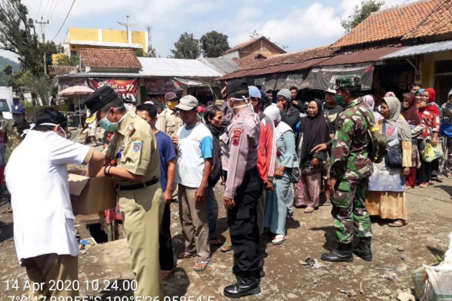 Pembagian Masker Dan Hand Sanitizer Di Pasar Bumijawa Dan Jejeg