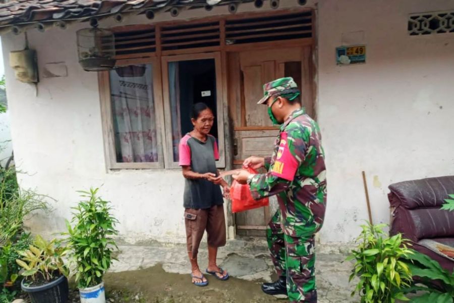Koramil Pangkah Salurkan Bantuan Sembako Kepada Masyarakat Yang Kurang Mampu