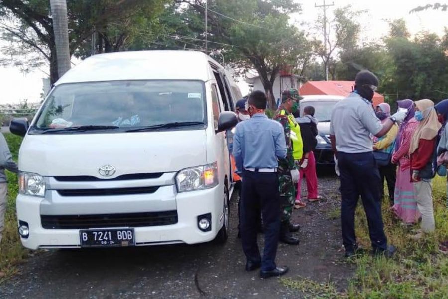 Anggota Koramil Margasari Di Tempatkan Di Pos Pam Terpadu Rest Area Klonengan