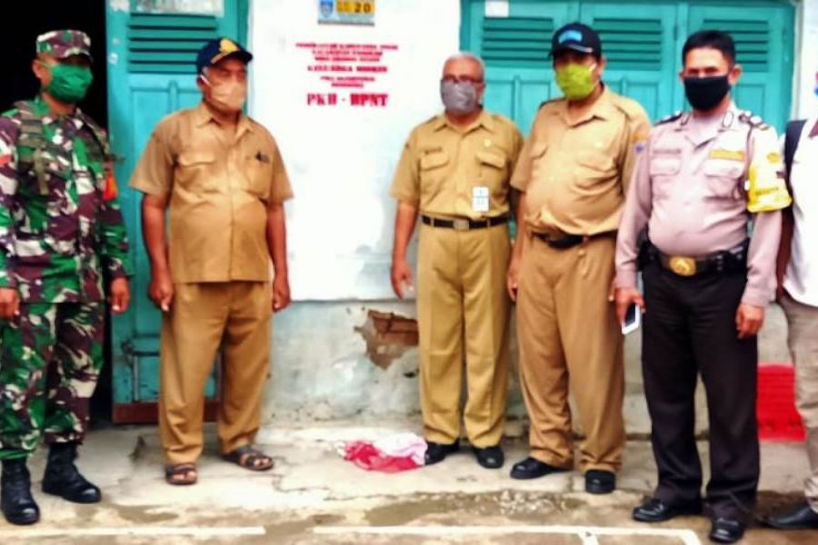 Babinsa Grobog Kulon Laksanakan Pendampingan Labelisasi Rumah Penerima PKH Dan BPNT