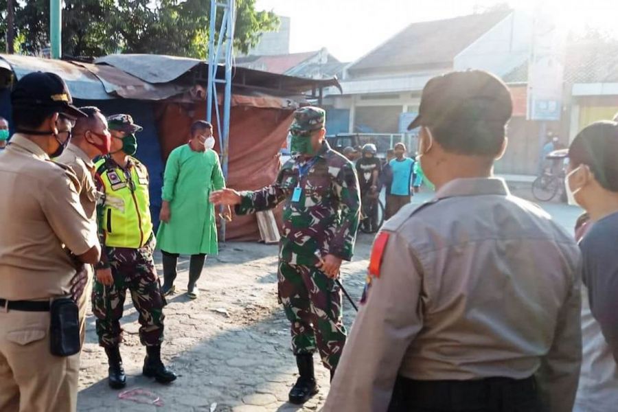 Dandim Tegal Instruksikan Agar Dibuat Tanda Batas Antar Penjual Di Pasar Bawang