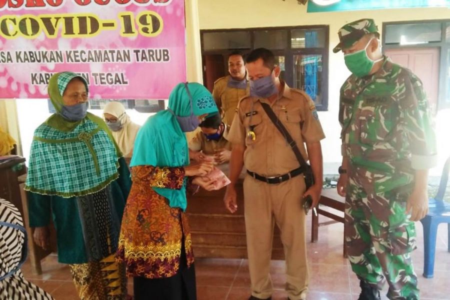 Pendampingan Babinsa Pada Pembagian BLT Desa Kabukan