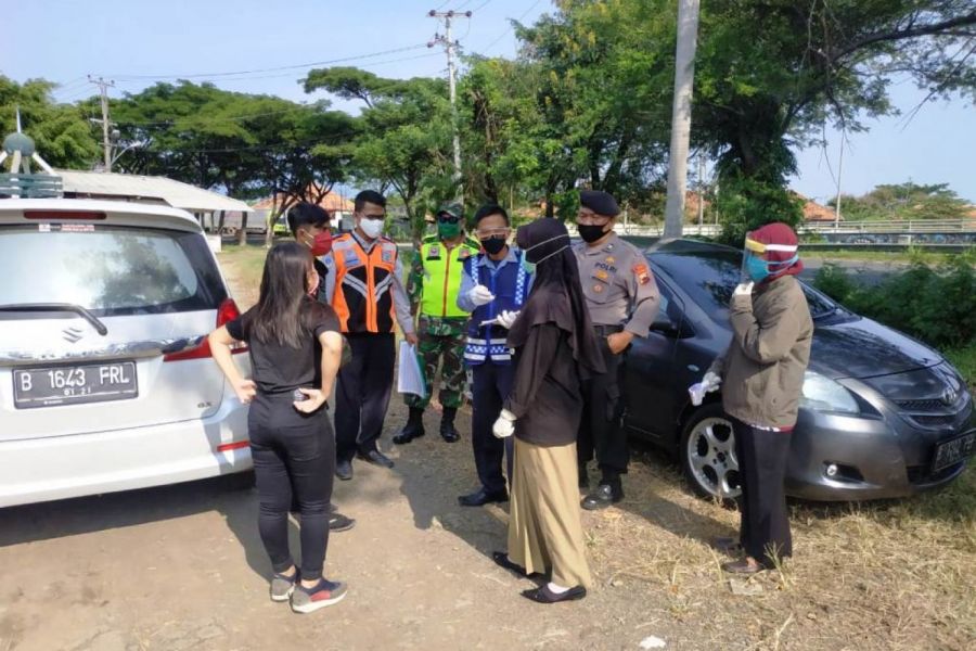 Pemeriksaan Orang Dan Kendaraan Yang Melintasi Pos Pantau Terpadu Klonengan