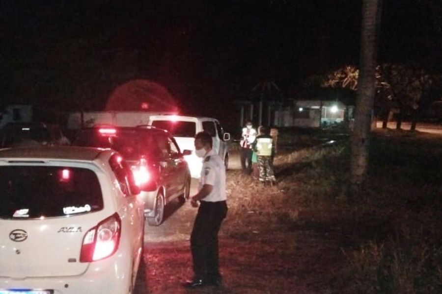 Meski Malam Hari, Anggota Koramil Margasari Tetap Laksanakan Pemantauan Para Pemudik