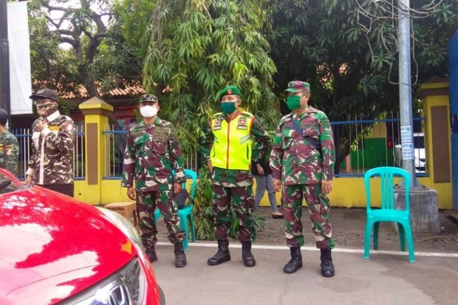 Anggota Koramil Sumurpanggang Membantu Pemeriksaan Di Pos Pam PSBB Kota Tegal
