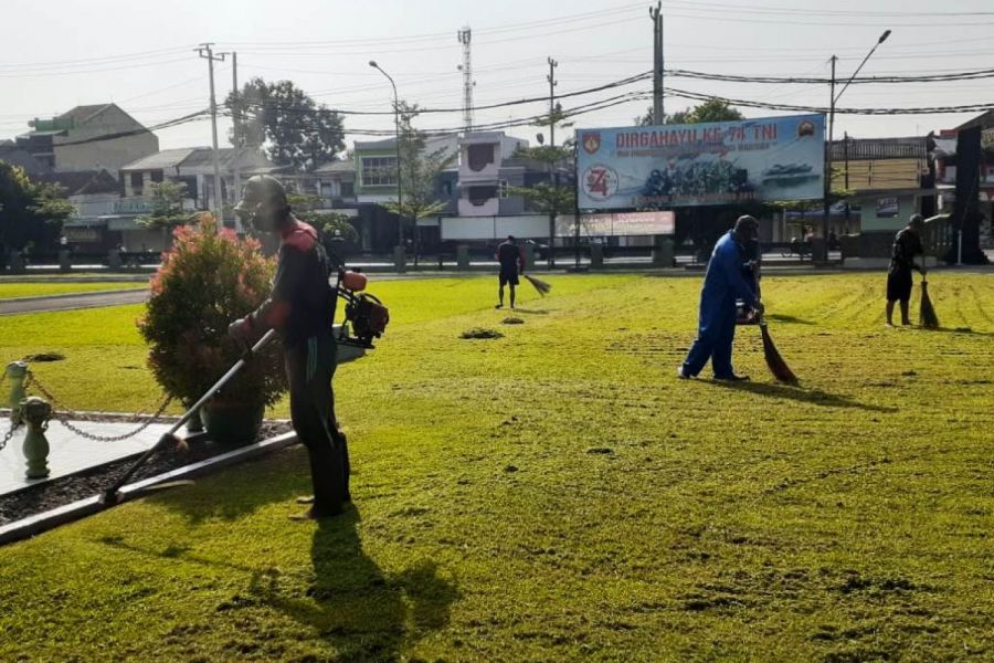 Anggota Kodim Tegal Tetap Laksanakan Pembersihan Pangkalan Meski Dalam Suasana Puasa