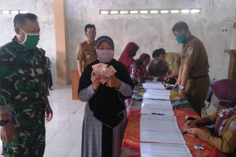 Antisipasi Kericuhan, Danramil Dan Babinsa Koramil Tarub Pantau Pembagian BLT DD