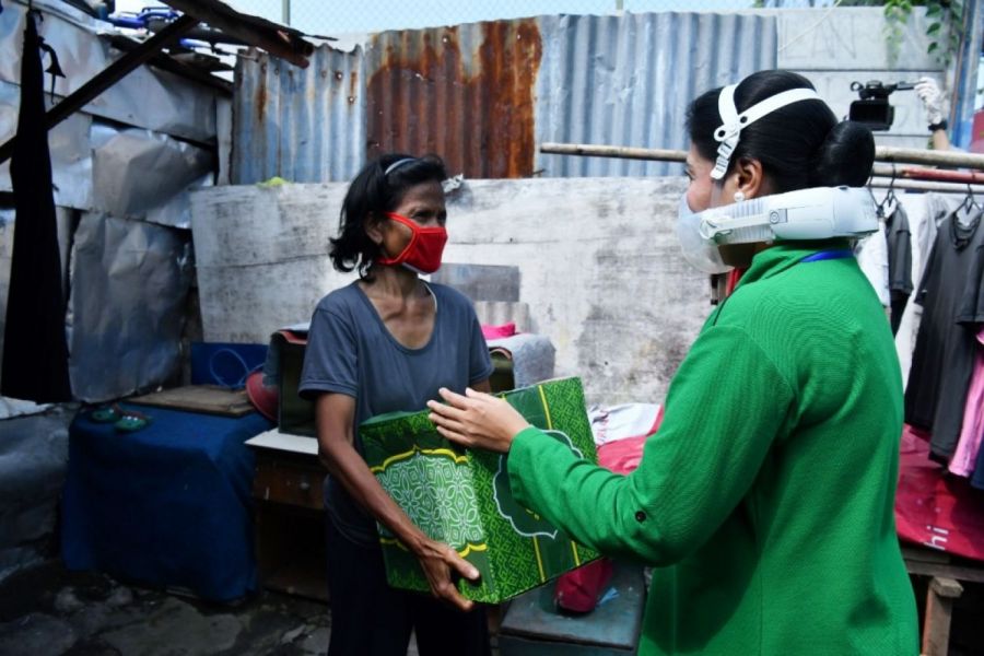 Akhir Ramadhan, Ibu Hetty Andika Perkasa dan Persit Pusat Bagikan 585 Paket Sembako