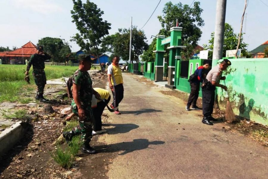 Olahraga Dan Kerja Bhakti Bersama Koramil, Polsek Dan Masyarakat Dukuhwaru
