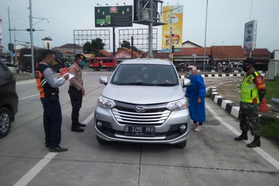 Anggota Koramil Adiwerna Bantu Pengamanan Dan Pemantauan Di Pos Pantau Terpadu Exit Tol Adiwerna