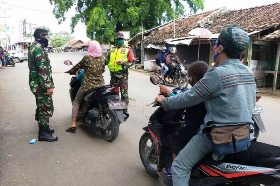 Cegah Penyebaran Covid 19, Koramil Talang Bagikan Masker Kepada Pengendara Yang Belum Memakainya