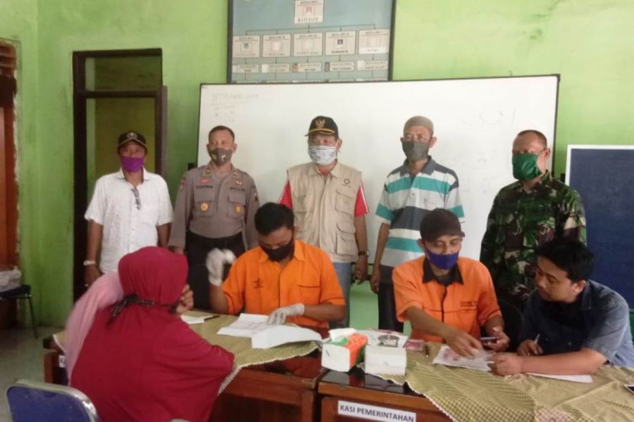 Babinsa Kawal Pembagian BLT Di Desa Wilayah Kecamatan Dukuhturi