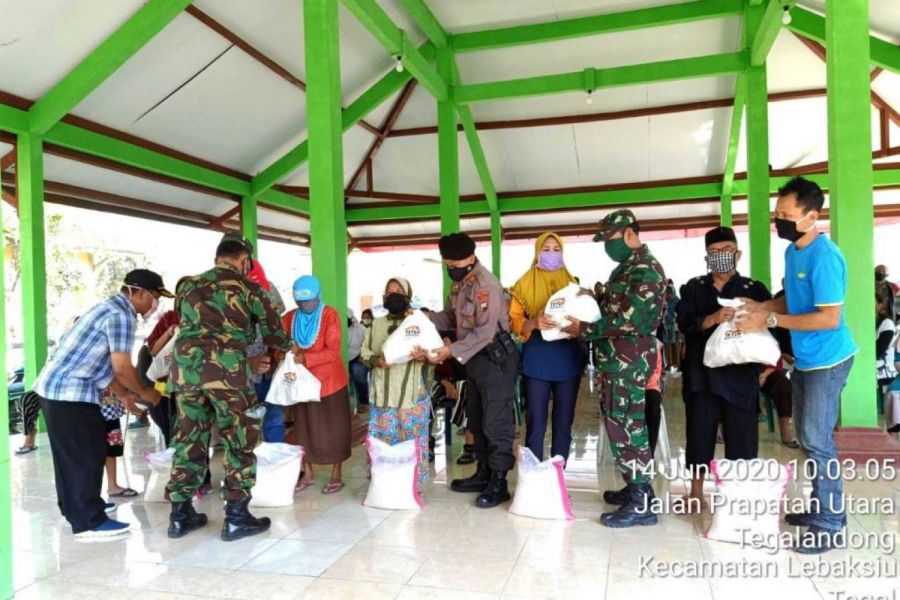 Koramil Bantu Pendistribusian Bansos Di Wilayah Kecamatan Lebaksiu