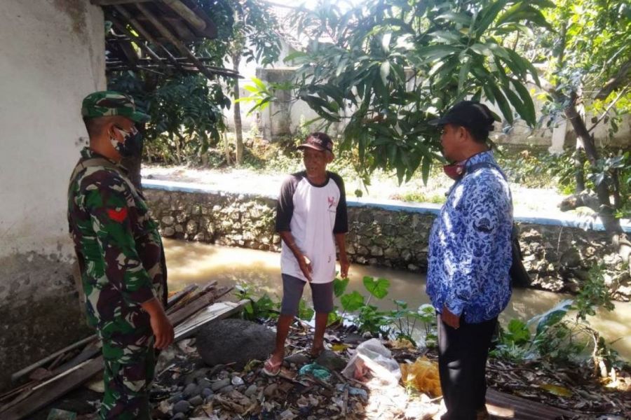 Babinsa Dan Kades Setu Sosialisasikan Pembersihan Bantaran Sungai Bersama Dinas Pengairan