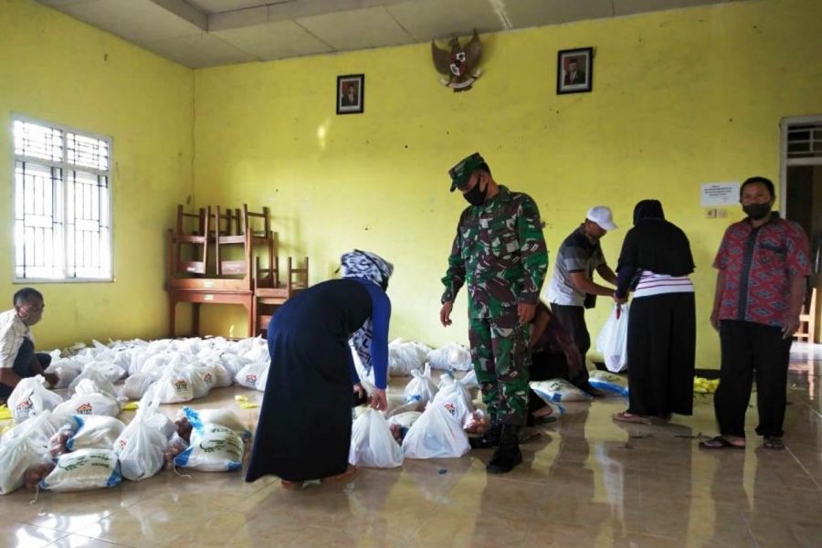 Babinsa Sokasari Koramil 19/Bumijawa Kawal Bantuan Sosial Untuk 272 KK
