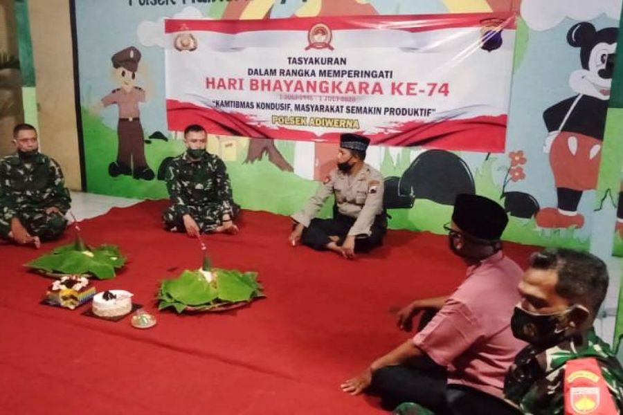 Danramil Berikan Kue Dan Ucapan Selamat HUT Bhayangkara Di Mapolsek Adiwerna