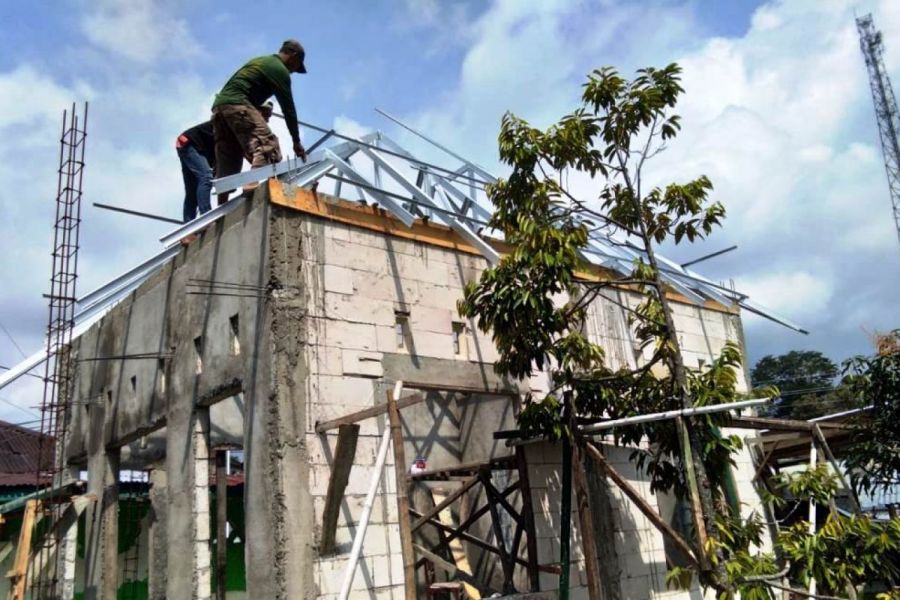 Pembangunan Mushola Koramil Bojong Pada Tahap Pemasangan Rangka Kubah