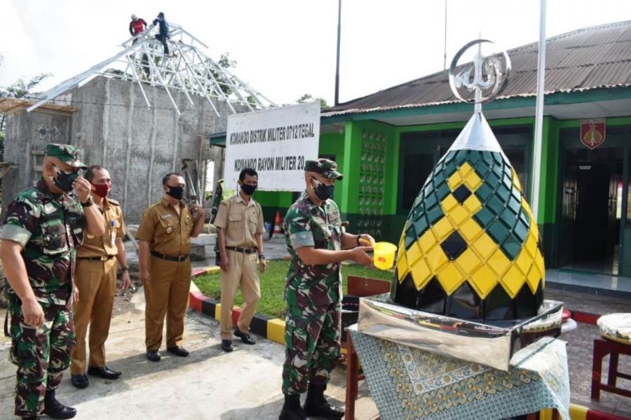 Dandim Tegal Didampingi Muspika Bojong Siram Kubah Mushola Koramil Bojong Secara Simbolis