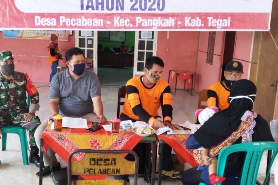 Babinsa Bantu Pendistribusian BLT DD Di Desa Pecabean Kecamatan Pangkah