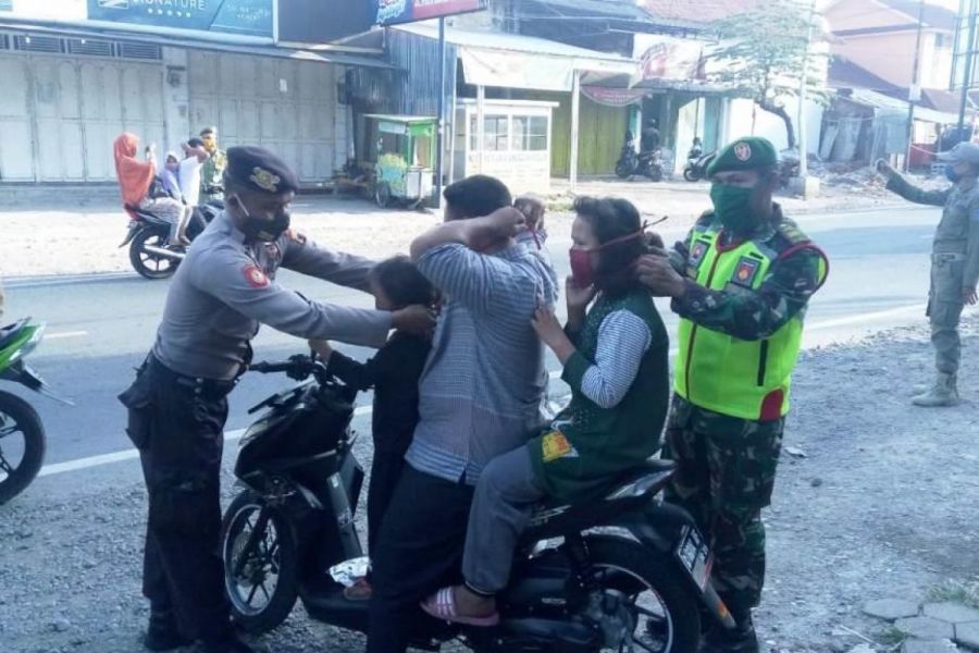 Guna Memutus Mata Rantai Penularan Covid 19, Koramil Dan Polsek Lebaksiu Berikan Sosialisasi