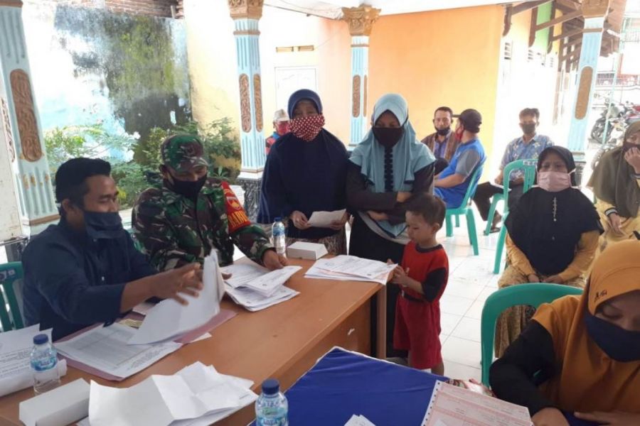 Babinsa Bantu Pendistribusian BLT DD Di Desa Dermasandi Kecamatan Pangkah