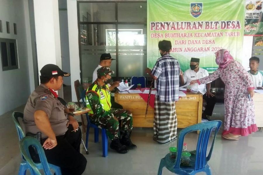 Babinsa Bersama Kades Bumiharja Himbau Warga Patuhi Protokol Kesehatan Pada Pembagian BLT DD