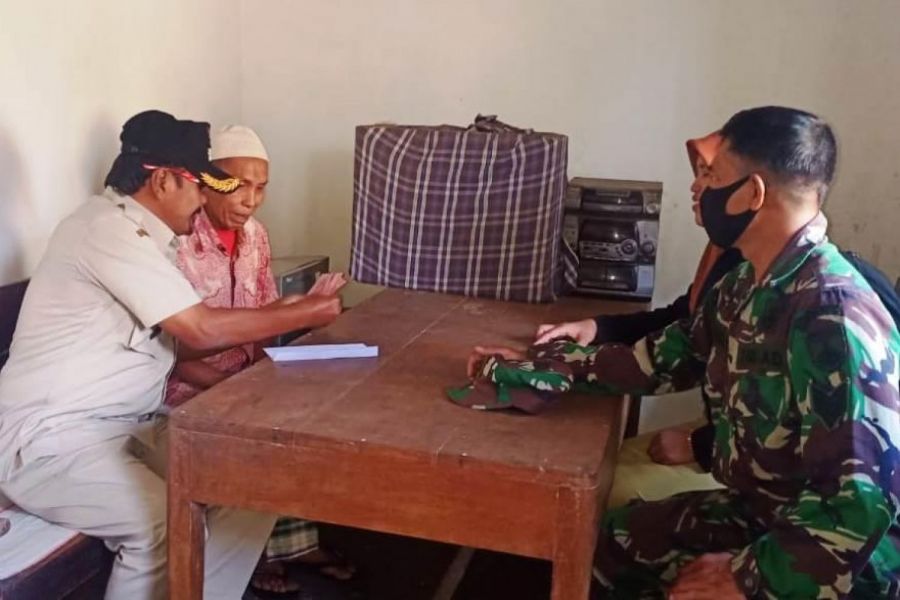 Babinsa Dan Kades Gunung Agung Serahkan BLT DD Secara Langsung Kepada Warga