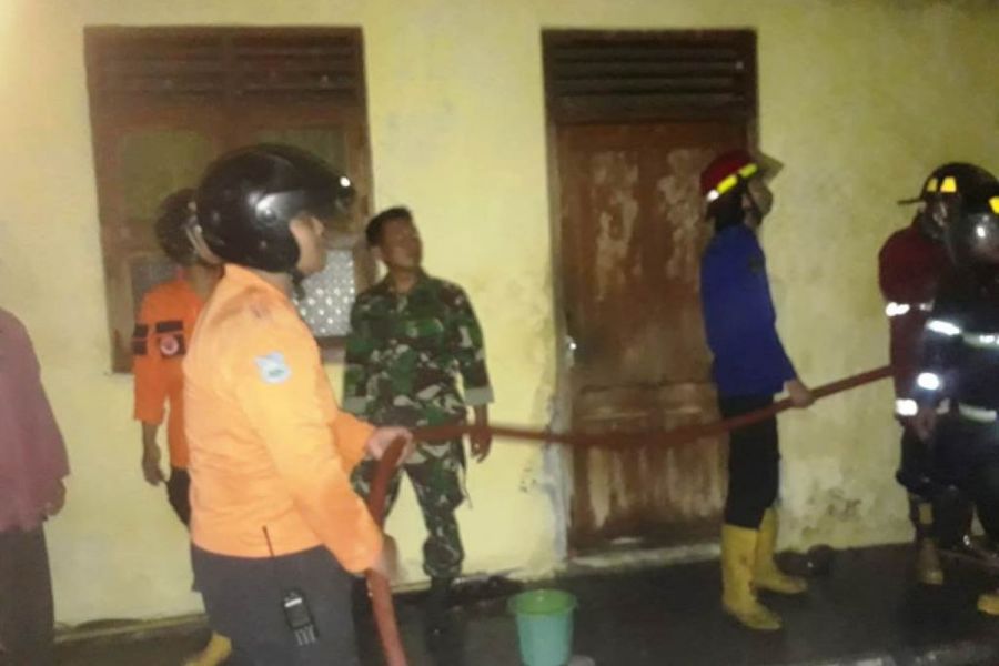 Babinsa Bersama Warga Dan Petugas Bantu Pemadaman Kebakaran Rumah Warga Pagongan